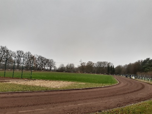 Sportplatz und Laufbahn final